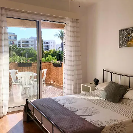 1 Bedroom Flat, Prime Location Near Sea, Sleeps 4 *