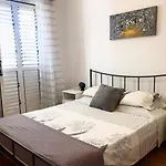 Апартаменты 1 Bedroom Flat, Prime Location Near Sea, Sleeps 4 *