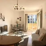 Апартаменты 1 Bedroom Flat, Prime Location Near Sea, Sleeps 4