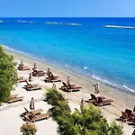 1 Bedroom Flat, Prime Location Near Sea, Sleeps 4 * Limassol