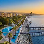 Apartment 1 Bedroom Flat, Prime Location Near Sea, Sleeps 4 *