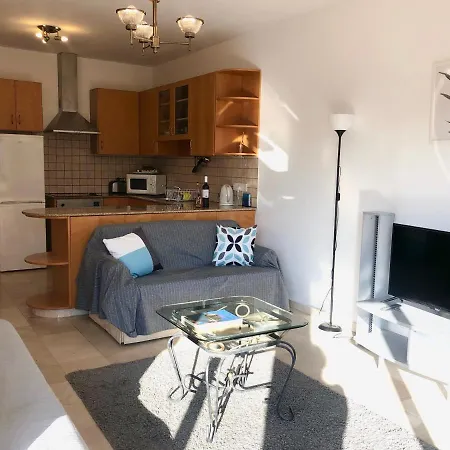 1 Bedroom Flat, Prime Location Near Sea, Sleeps 4 Apartment