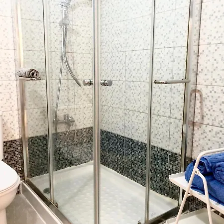 1 Bedroom Flat, Prime Location Near Sea, Sleeps 4