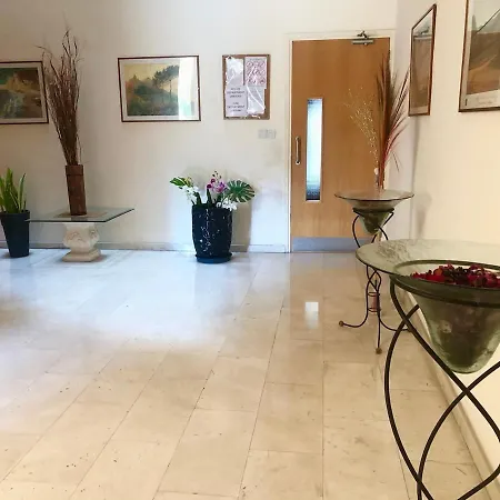 1 Bedroom Flat, Prime Location Near Sea, Sleeps 4 Apartment