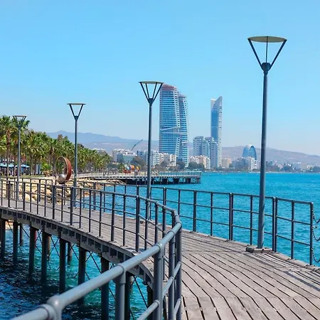 1 Bedroom Flat, Prime Location Near Sea, Sleeps 4 Apartment