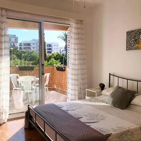 1 Bedroom Flat, Prime Location Near Sea, Sleeps 4 Apartment *