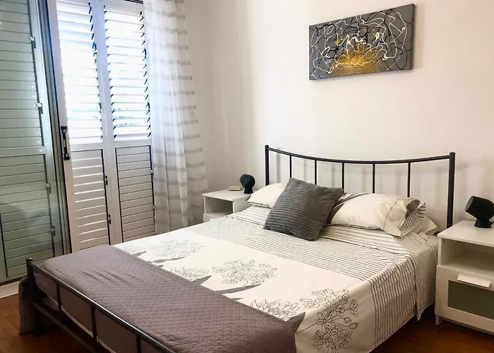 Apartamento 1 Bedroom Flat, Prime Location Near Sea, Sleeps 4 *