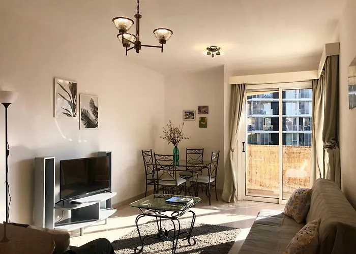 1 Bedroom Flat, Prime Location Near Sea, Sleeps 4