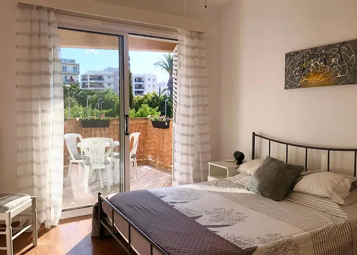 1 Bedroom Flat, Prime Location Near Sea, Sleeps 4 *