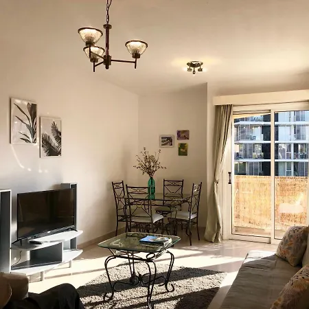 1 Bedroom Flat, Prime Location Near Sea, Sleeps 4